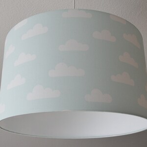 Könnte beinhalten: Ein hellblauer Lampenschirm mit einem weißen Wolkenmuster.
