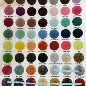 Op de afbeelding: Een kleurenkaart met 48 verschillende gekleurde ballen, elk met een naam eronder. De kleuren omvatten wit, crème, steen, middengrijs, schelp, zwart, beige, caffè latte, modder, middengroen, lichtbruin, bruin, lavendel, lichtmagenta, magenta, paars, druif, lichtroze, roze, roze, cyclaam, roze, roze, donkerrood, lichtblauw, aqua, donkerblauw, zeegroen, munt, lichtblauw, babyblauw, helderblauw, koninklijkblauw, donkerblauw, zachtgeel, geel, zacht oranje, Nederlands oranje, rood, koraalroze, limoen, lichtgroen, kaki, groen, donkergroen, mix witte steen, mix witte crème, mix natuur, mix roze, mix aqua, mix oranje, mix grijs, zilver wit, zilver schelp, zilver steen, zilver antraciet, zilver donkerrood, zilver rood, goud schelp, goud goud, goud antraciet, goud rood, koper donkerrood, koper Nederlands oranje, koper rood koper, rood koper, maïs, staalblauw.