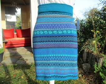 Strickrock Gr. L - kurzer Rock in leuchten blauen Farben und nordischen Fair Isle Mustern