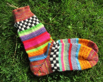 Bunte Herrensocken Gr. 42/43 - gestrickte Socken in knallbunten Farben