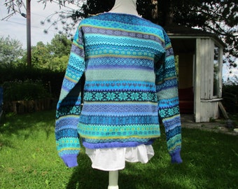 Gestrickter Pullover Gr. L mit kleinem Strickfehler - in leuchtenden Blautönen und nordischen Fair Isle Mustern