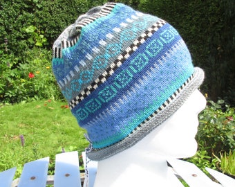 Bunte Mütze Gr. M - gestrickte Mütze in leuchtenden Blautönen und nordischen Fair Isle Mustern