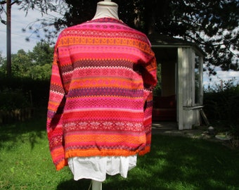 Gestrickter Pullover Gr. L mit kleinem Strickfehler - in leuchtenden Rottönen und nordischen Fair Isle Mustern