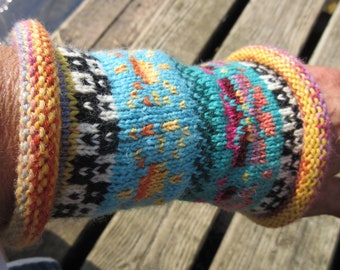 Gestrickte Pulswärmer - bunte Armstulpen in nordischen Mustern