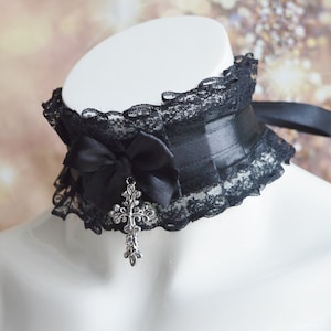 Op bestelling gemaakt - gotische choker - gothic lady - zwarte geplooide ketting met zilveren kruishanger - Victoriaanse steampunk lolita kraag van Nekollars