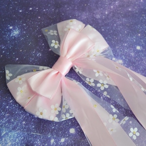 Gotowa kokarda do włosów z nadrukiem kwiatowym - pastelowa fioletowa kokarda do włosów w stylu wróżki kei decora lolita harajuku street fashion neko bow clip kawaii firmy Nekollars