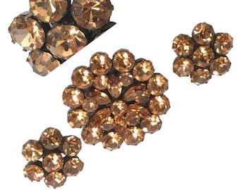 Zestaw kolczyków i broszki Weiss, kolczyki z kryształkami Swarovski Topaz i broszka, biżuteria vintage Weiss z kryształkami z lat 50. XX wieku – pomysł na prezent