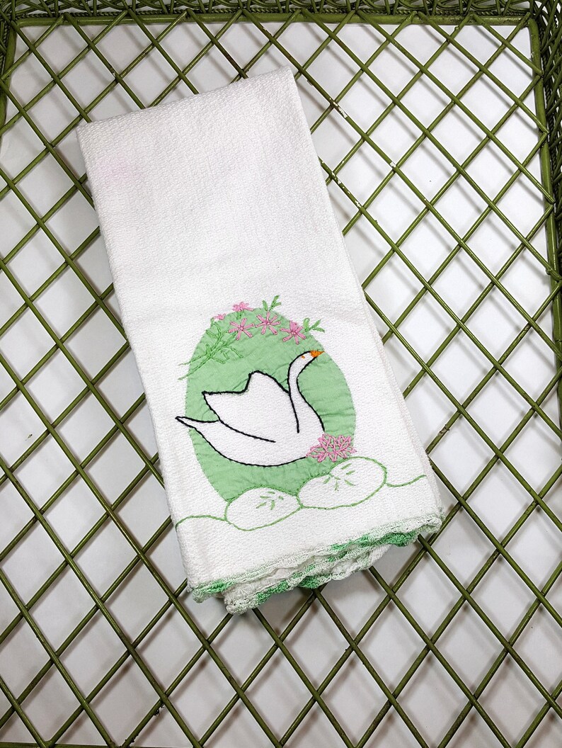 Vintage Embroidery /& Applique Pattern ~ Swans for Bath