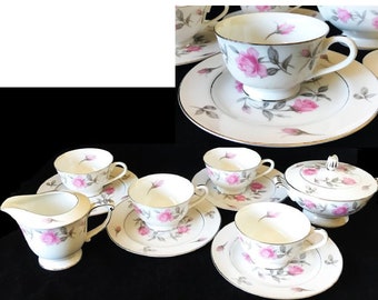 Juego de té vintage de porcelana fina Sango Japan para 4 personas. Juego de té Sango China con diseño Rosetta para 4 personas. Incluye 4 platillos, 4 tazas de té, azucarero con tapa y jarro para la crema.
