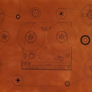 Può includere: Disegno a tratto di un registratore a bobine vintage su sfondo color rame. L'illustrazione mostra le bobine del nastro, il percorso del nastro e il pannello di controllo. Il design è un'illustrazione tecnica minimalista.