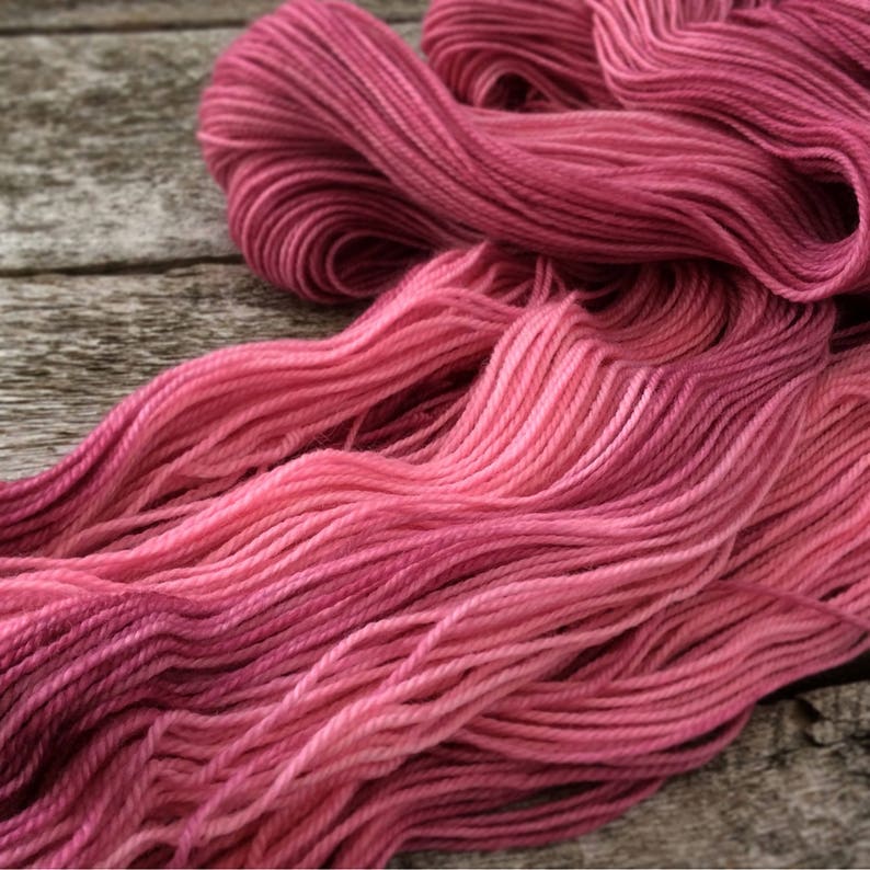 Laine rose teinte à la main/hand dyed yarn/fil à tricoter rose Etsy