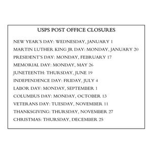 Pu&ograve; includere: Un elenco delle chiusure degli uffici postali USPS per l'anno, tra cui Capodanno, Martin Luther King Jr. Day, President's Day, Memorial Day, Juneteenth, Independence Day, Labor Day, Columbus Day, Veterans Day, Thanksgiving e Natale.
