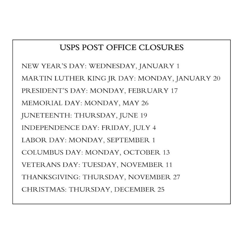 Pu&ograve; includere: Un elenco delle chiusure degli uffici postali USPS per l'anno, tra cui Capodanno, Martin Luther King Jr. Day, President's Day, Memorial Day, Juneteenth, Independence Day, Labor Day, Columbus Day, Veterans Day, Thanksgiving e Natale.
