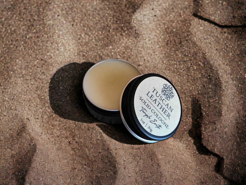 Pu&ograve; includere: Una piccola latta di colonia solida al profumo di cuoio toscano. La latta &egrave; nera con un'etichetta bianca che recita "Tuscan Leather Solid Cologne" e "Teph's Scents" con un disegno floreale. La latta &egrave; da 1 oz / 34g.