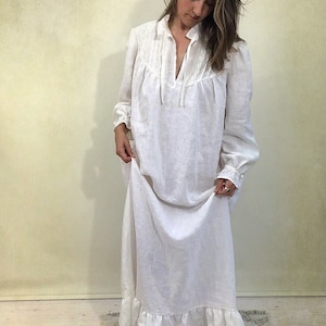 Pu&ograve; includere: Camicia da notte lunga in lino bianco con maniche lunghe e orlo a balze. La camicia da notte presenta uno scollo a V con dettagli in pizzo e una vestibilit&agrave; ampia. L'indumento &egrave; realizzato in tessuto leggero, perfetto per l'abbigliamento da notte.