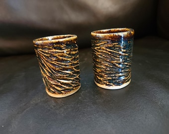 Juego de 2 vasos de chupito de cerámica tallada