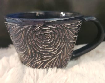 Taza tallada en negro y lavanda