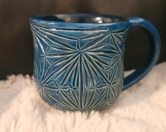 Taza geométrica azul
