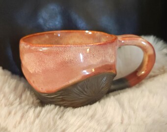 Taza rosa acogedora