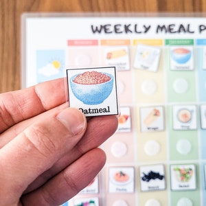 Puede incluir: Un taz&oacute;n azul con avena dentro. El taz&oacute;n est&aacute; sobre un cuadrado blanco con la palabra "Oatmeal" impresa debajo.