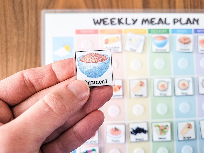 Puede incluir: Un taz&oacute;n azul con avena dentro. El taz&oacute;n est&aacute; sobre un cuadrado blanco con la palabra "Oatmeal" impresa debajo.