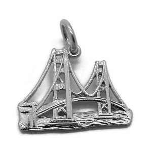 Könnte beinhalten: Silberner Anhänger mit dem Golden Gate Bridge in San Francisco, Kalifornien. Der Anhänger ist detailliert und zeigt die ikonischen Türme der Brücke und die Hängeseile.