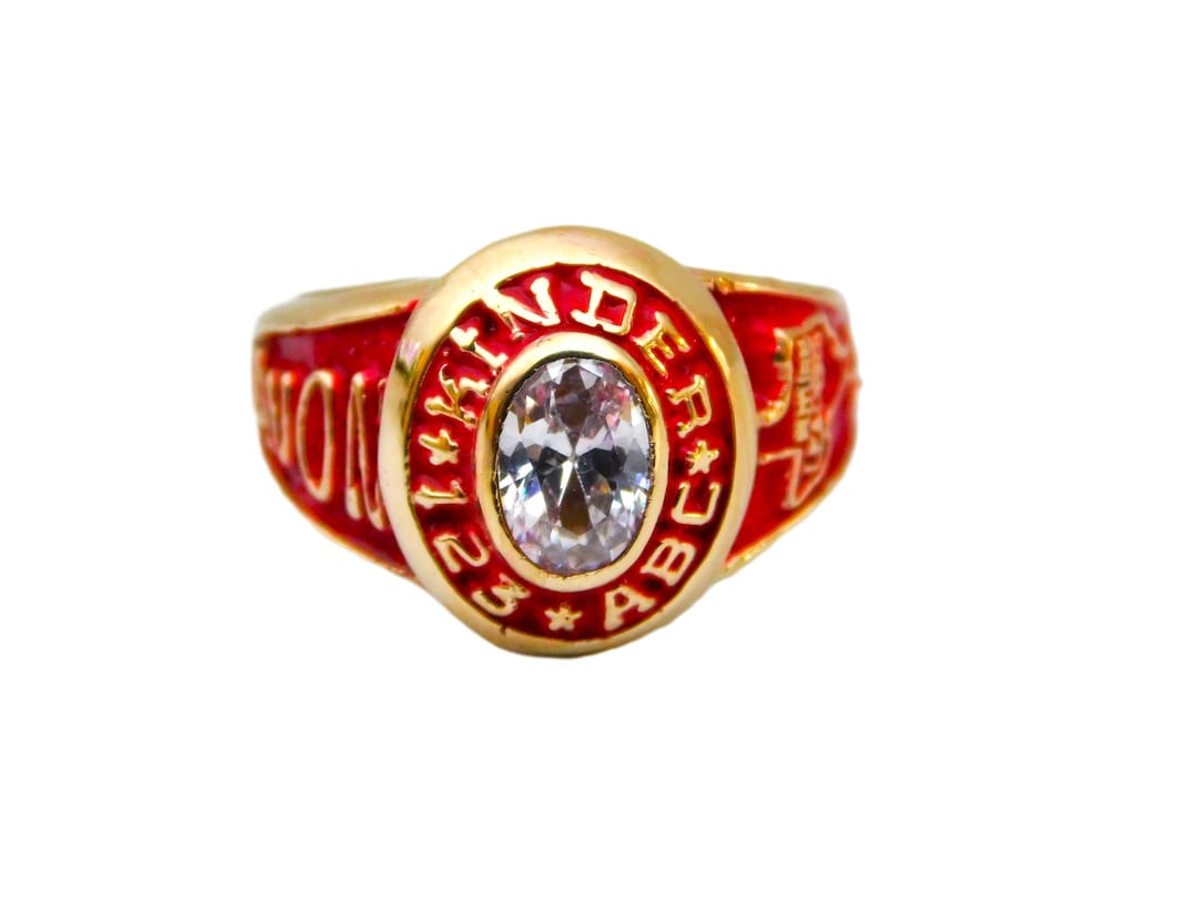 Anillo de graduación de Kinder en oro amarillo de 10 quilates