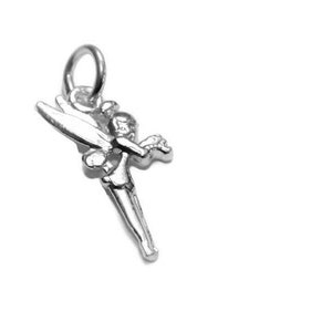 Könnte beinhalten: Ein silberner Anhänger in Form einer Fee mit ausgebreiteten Flügeln.