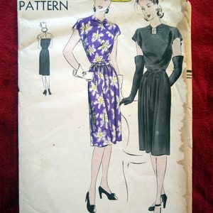 Vogue pattern 9675 for 1940s dress bust 32 hips 35 UNCUT