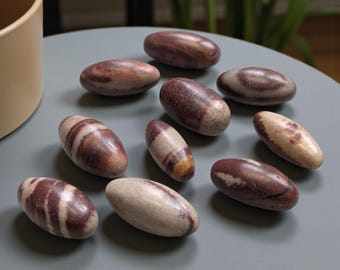 Uova di Shiva Lingam: fiume Narmada, India, cristalli sacri per la meditazione, pietre per l'arredamento della casa