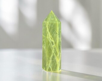 Grüner Opal Obelisk 1,5 Pfund polierter Punkt Kristalldekor Specimen Mineral 7 Zoll