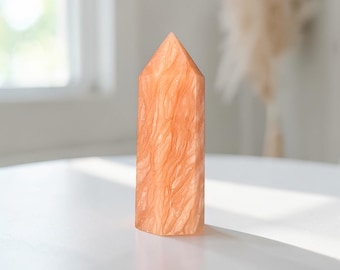 Creamsicle Calcit Obelisk: Geschliffener oranger Kristalldekor, 17 cm