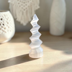 Torre espiral de selenita marroquí tallada a mano • Estatua de cristal de la ascensión de 12,7 cm (5 pulgadas)