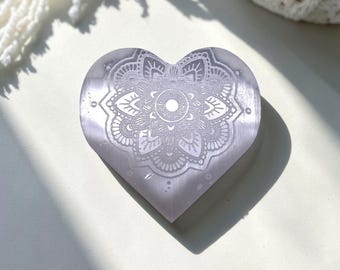 Weißes Selenit Puffy Herz mit Mandala-Radierung | Crystal Healing Meditation Dekor