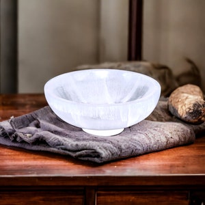 Polierte Selenit-Kristallschale (3,8 &quot;Breit): marokkanisches Dekor, Ladestation