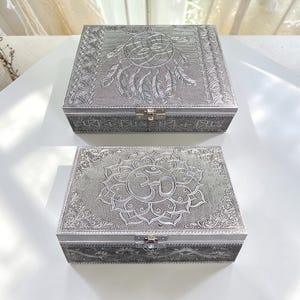 Caja de plata para guardar recuerdos • Diseño atrapasueños o loto Om