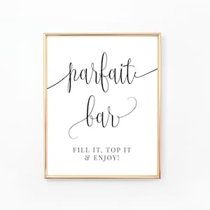 Puede incluir: Un cartel con marco dorado con el texto "parfait bar" en fuente cursiva negra. El cartel también incluye el texto "Fill it, top it & enjoy!"