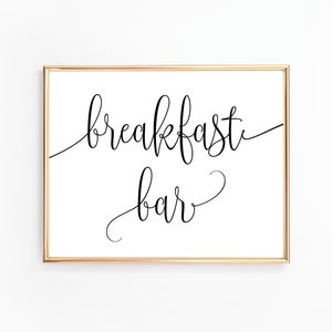Könnte beinhalten: Ein druckbares Schild mit goldenem Rahmen, auf dem in kursiver Schrift "breakfast bar" steht.
