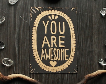 Linogravure à la main Artprint "You Are Awesome" Gold Edition - Format carte postale