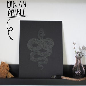 Din A4 Linoldruck Grafik: Mystische Schlange in Khaki auf Schwarz