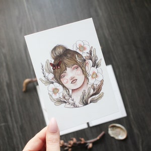 Postkarten Kunstdruck: Blumenmädchen mit Motte Haarspange