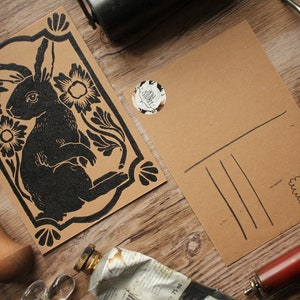Handgemachter Hase / Hase Linoldruck Kunstdruck Schwarz auf Braun Postkarten Format Bild 7