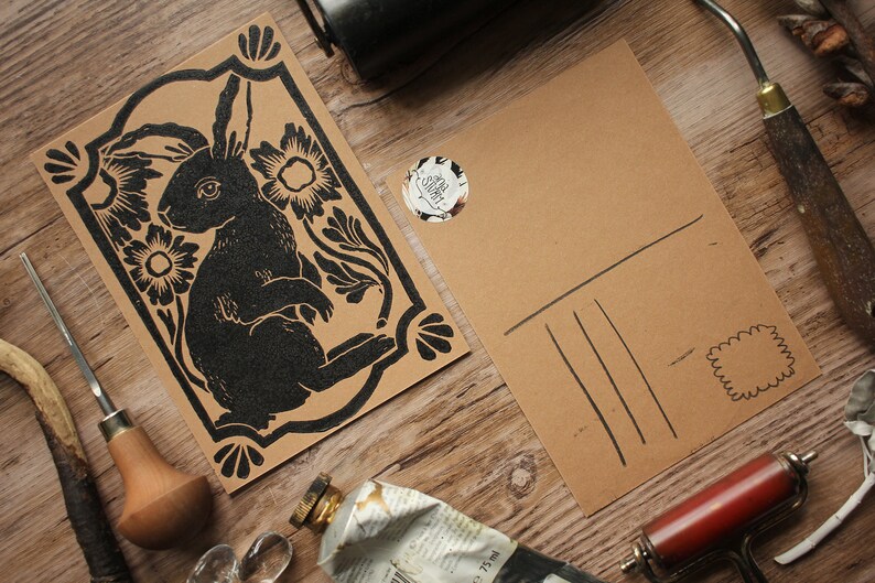 Handgemachter Hase / Hase Linoldruck Kunstdruck Schwarz auf Braun Postkarten Format Bild 7