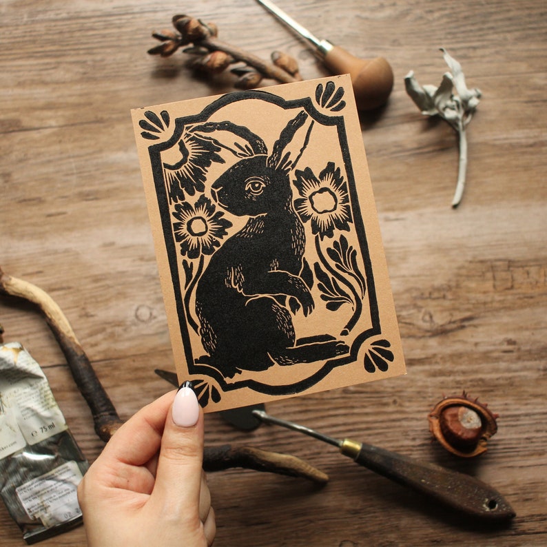 Handgemachter Hase / Hase Linoldruck Kunstdruck Schwarz auf Braun Postkarten Format Bild 1