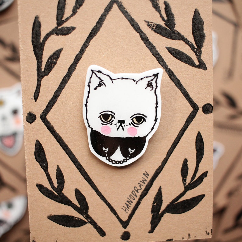 Handdrawn Pin: Cat With Collar That Has Heart Shaped Buttons zdjęcie 3