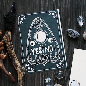 Handgemaakte linosnede kunstdruk "Ouija Planchette (Yes/ No/ Goodbye)" - briefkaartformaat