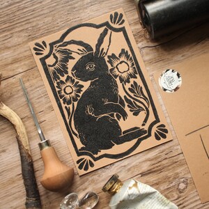 Handgemachter Hase / Hase Linoldruck Kunstdruck Schwarz auf Braun Postkarten Format Bild 5