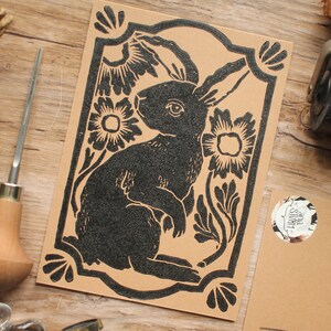 Handgemachter Hase / Hase Linoldruck Kunstdruck Schwarz auf Braun Postkarten Format Bild 2