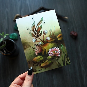 Postkartenmotiv: Fischender Frosch am Seerosenteich