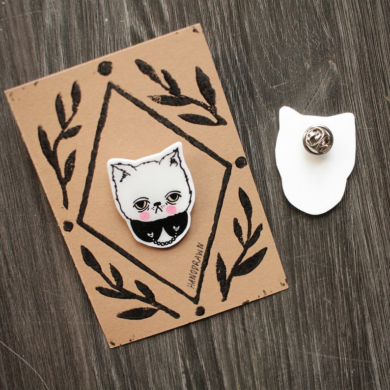 Handdrawn Pin: Cat With Collar That Has Heart Shaped Buttons zdjęcie 8